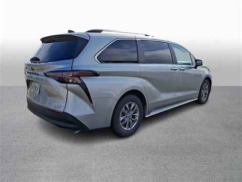 Used 2024 Toyota Sienna XLE image 4