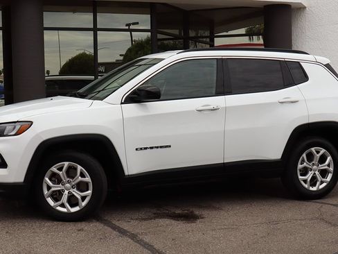 Used 2024 Jeep Compass Latitude AWD/4WD image 4