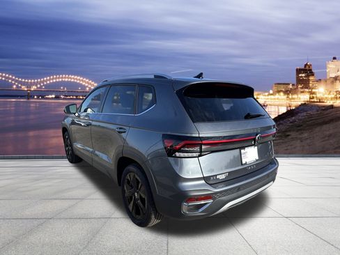 Certified 2025 Volkswagen Taos SE image 3