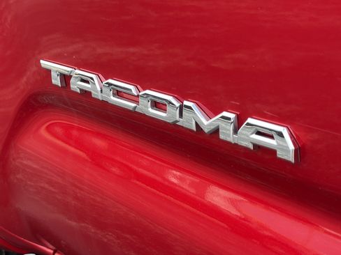 Used 2021 Toyota Tacoma SR5 AWD/4WD image 11