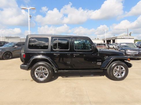 Used 2022 Jeep Wrangler Unlimited Sahara w/ Cold Weather Group AWD/4WD image 8