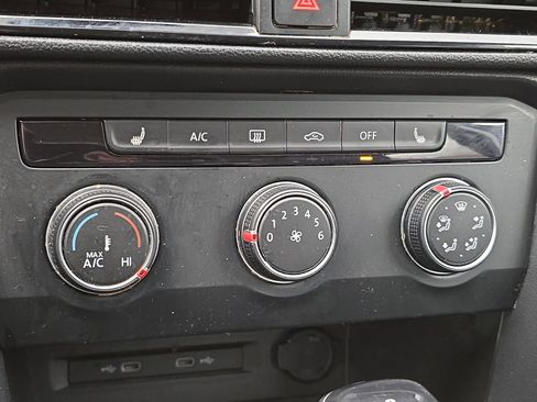 Certified 2022 Volkswagen Taos SE image 23