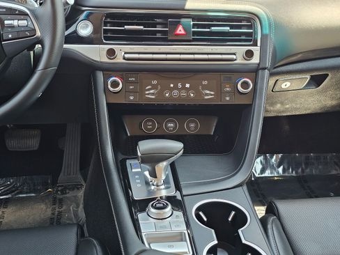 Used 2025 Genesis G70 2.5T image 25