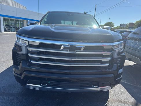 Used 2025 Chevrolet Silverado 1500 High Country AWD/4WD image 9