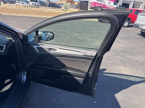 Used 2020 Ford Fusion SE image 18