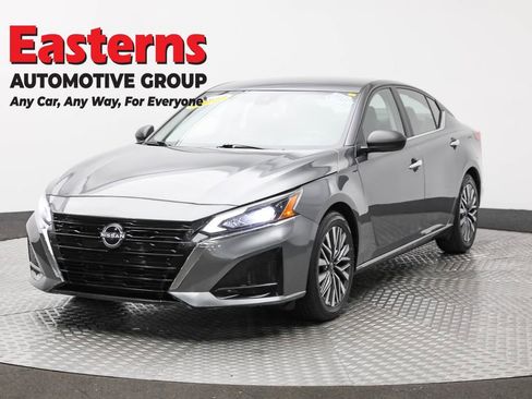 Used 2024 Nissan Altima 2.5 SV image 1