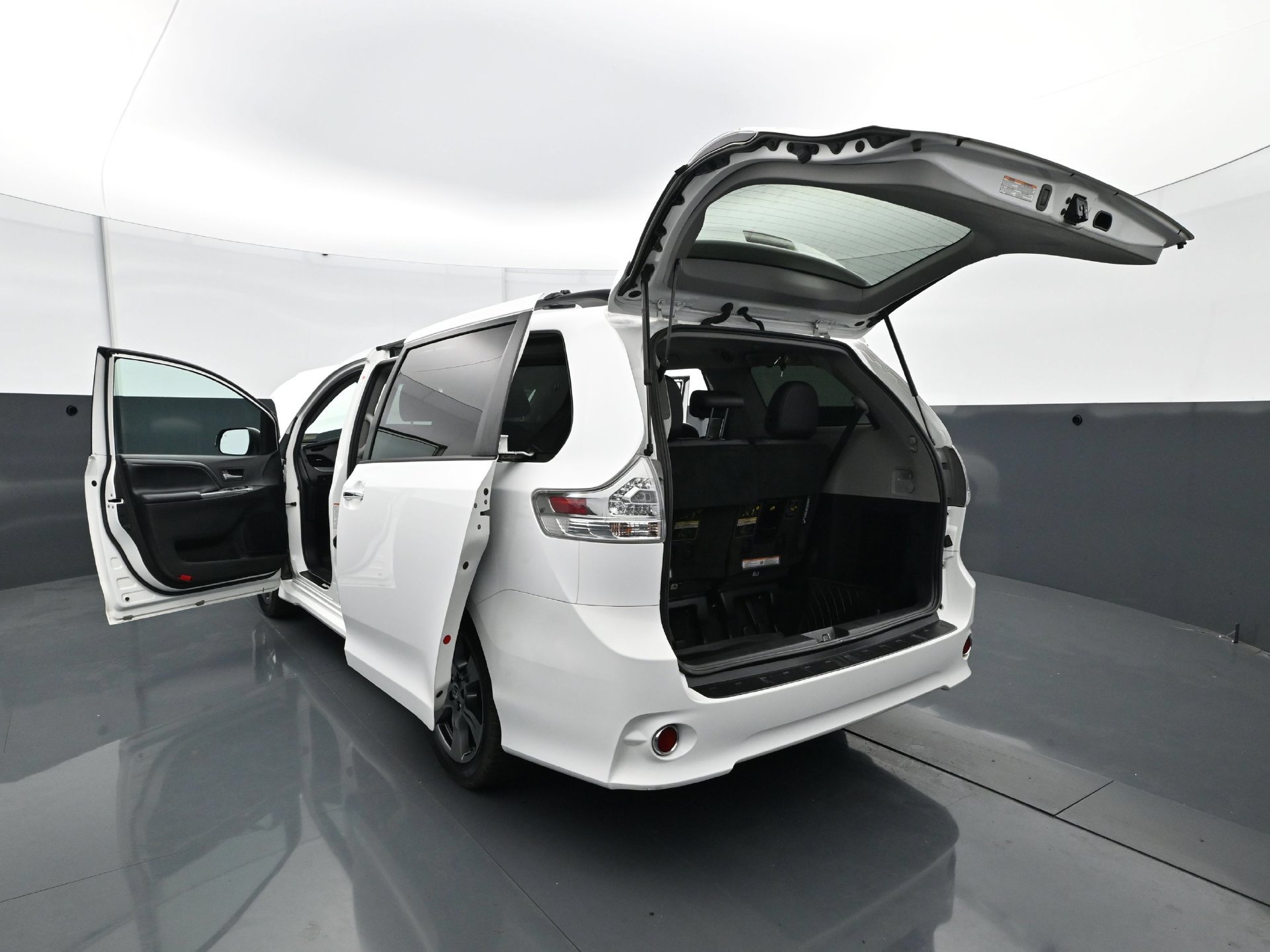Used 2017 Toyota Sienna SE w/ SE Preferred Package FWD image 35