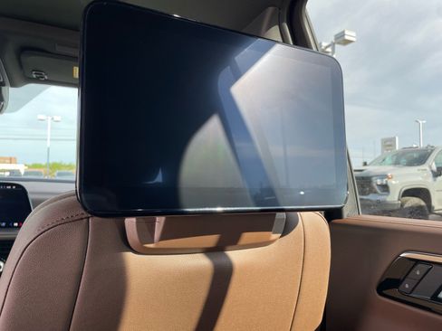 Used 2025 Chevrolet Suburban High Country AWD/4WD image 19