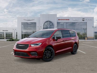 New 2026 Chrysler Pacifica Limited w/ Uconnect Theater Family Group