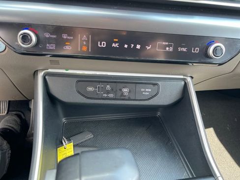 Used 2025 Kia Carnival FWD image 21