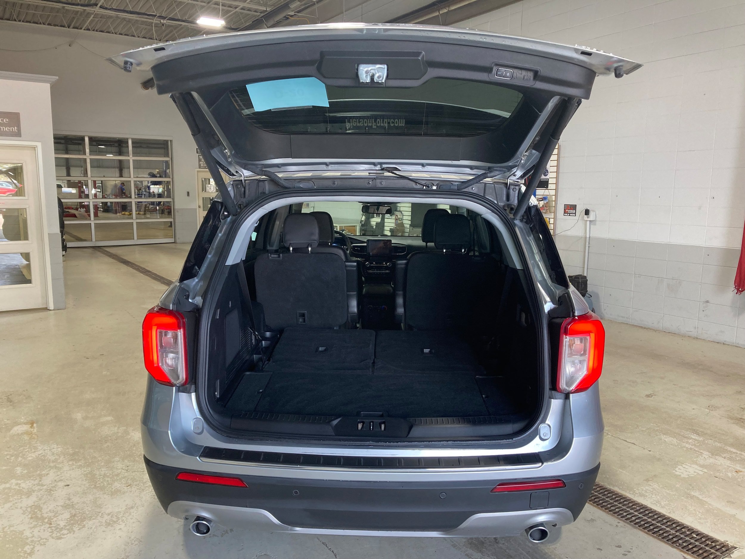 Used 2023 Ford Explorer Limited w/ Equipment Group 301A AWD/4WD image 15