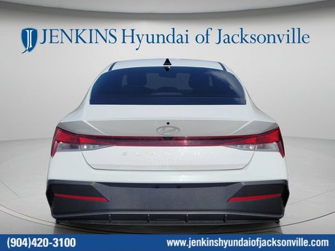 Used 2024 Hyundai Elantra SEL FWD image 6