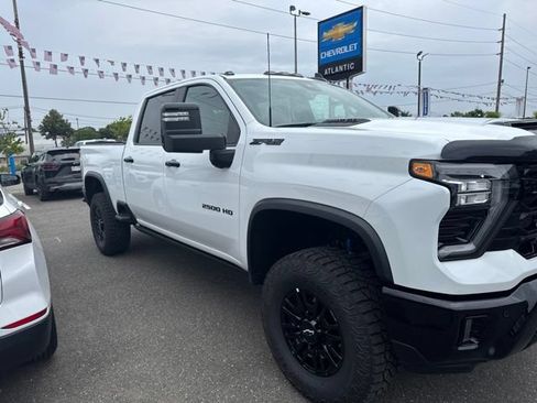 Used 2025 Chevrolet Silverado 2500 ZR2 w/ Technology Package AWD/4WD image 1