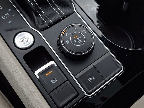 Certified 2022 Volkswagen Atlas SEL image 24