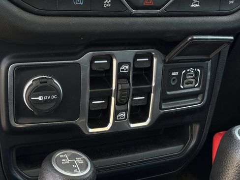 Used 2024 Jeep Wrangler Unlimited Sahara AWD/4WD image 19