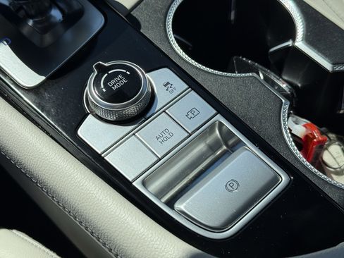 Used 2025 Genesis G70 2.5T image 24