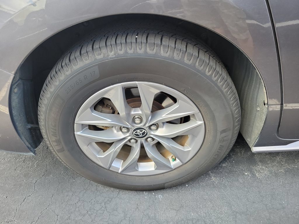 Used 2022 Toyota Sienna XLE w/ XLE Plus Package FWD image 12