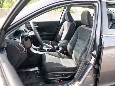 Used 2017 Honda Accord EX image 16
