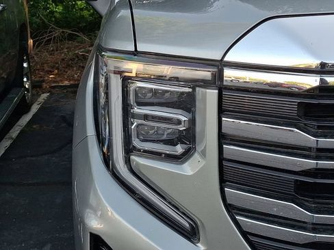 Used 2025 GMC Sierra 1500 SLT AWD/4WD image 5