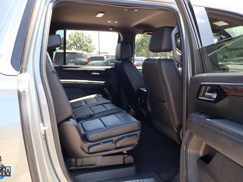 Used 2025 Chevrolet Suburban LT RWD image 30