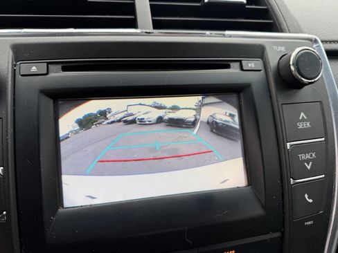 Used 2015 Toyota Camry SE FWD image 18