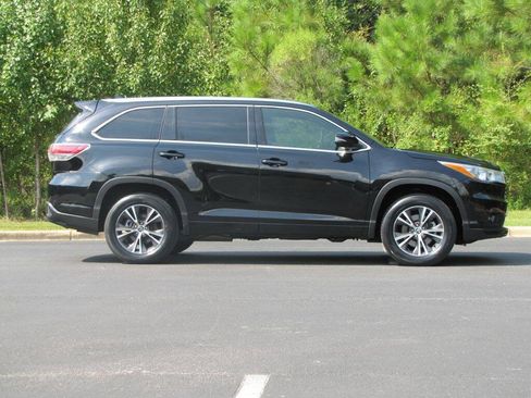 Used 2016 Toyota Highlander XLE FWD image 4