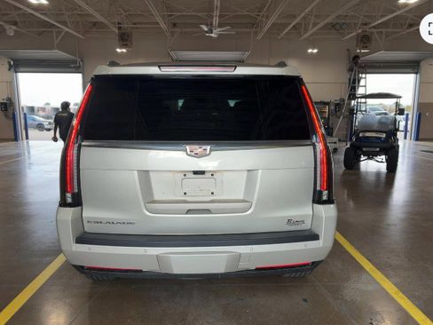Used 2017 Cadillac Escalade Luxury image 6