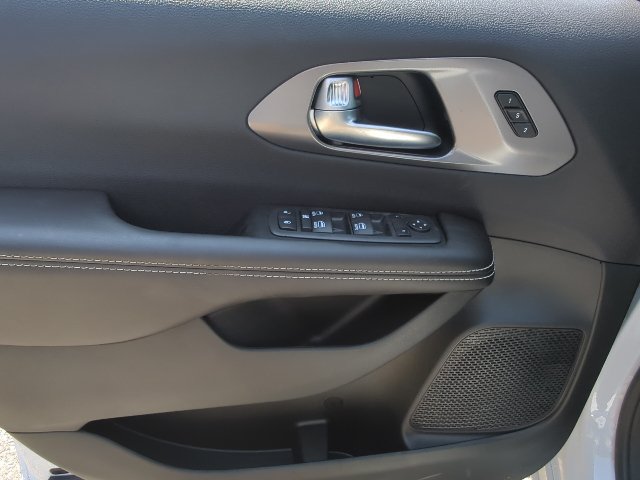 New 2026 Chrysler Pacifica Select FWD image 11