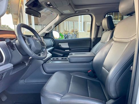 Used 2025 Ford Expedition Active image 11