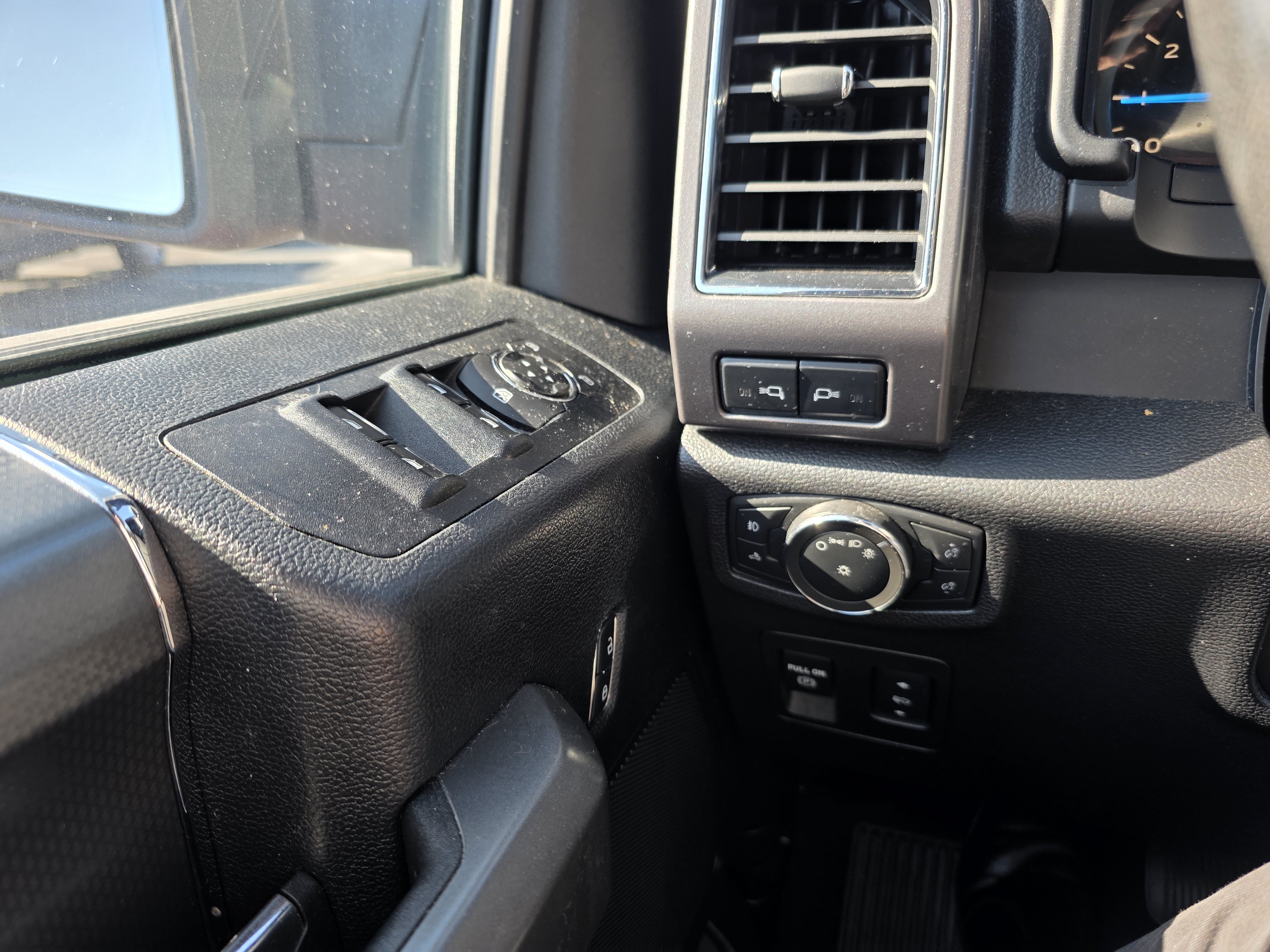 Used 2017 Ford F150 XLT w/ Equipment Group 302A Luxury AWD/4WD image 18