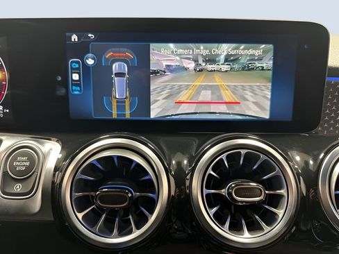 Used 2025 Mercedes-Benz GLB 250 4MATIC image 25