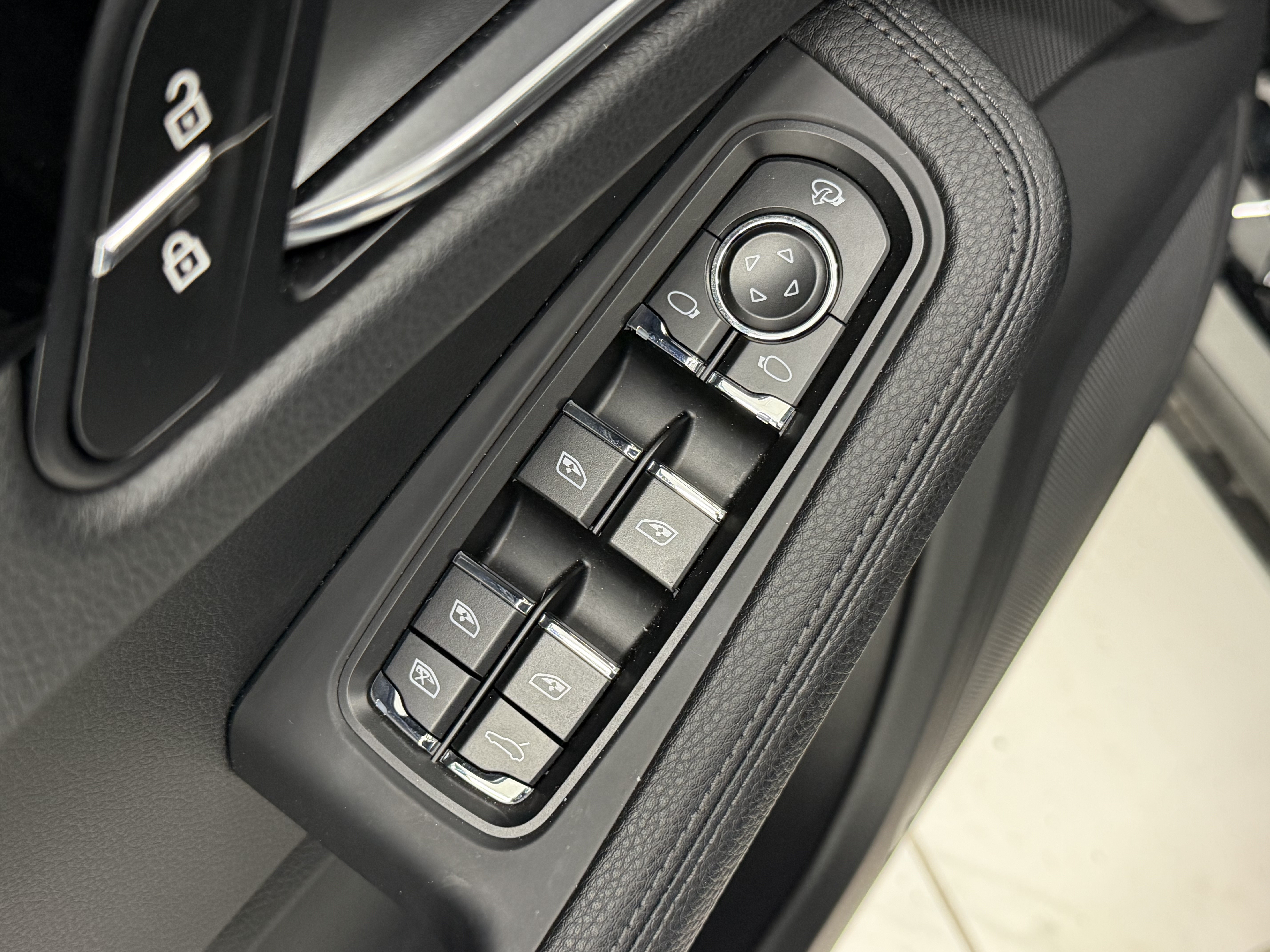 Used 2025 Porsche Macan AWD/4WD image 28