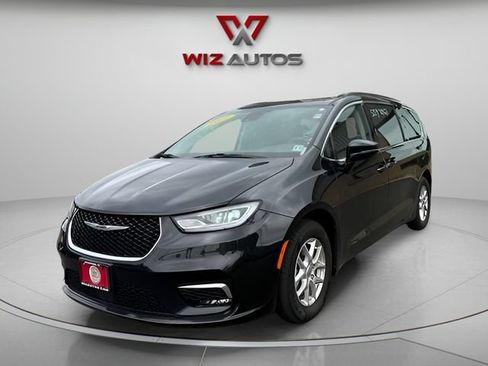 Used 2022 Chrysler Pacifica Touring-L FWD image 1