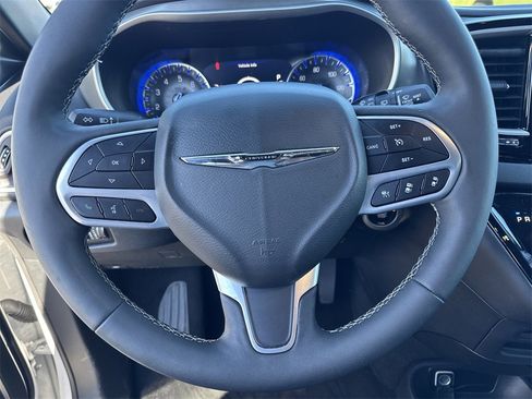 Used 2025 Chrysler Pacifica Select image 11