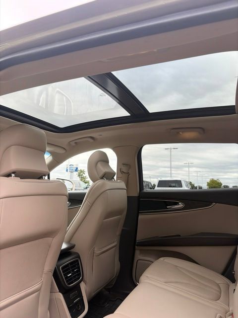Used 2017 Lincoln MKX Reserve w/ Driver Assistance Package AWD/4WD image 17