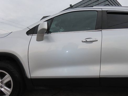 Used 2020 Chevrolet Trax LT w/ LT Convenience Package AWD/4WD image 29