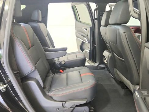 Used 2024 Chevrolet Traverse RS FWD image 39