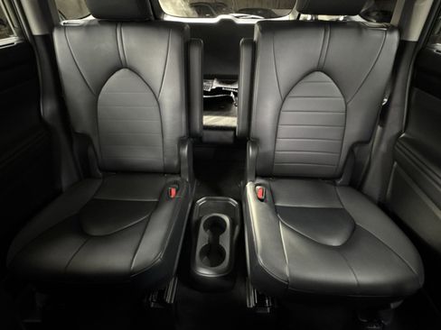 Used 2025 Toyota Highlander XLE image 5