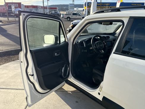 Used 2023 Jeep Renegade Latitude w/ Premium Group image 10