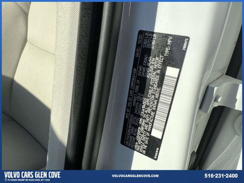 Used 2021 Volvo XC60 T5 Momentum w/ Climate Package image 18