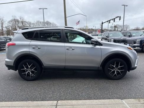 Used 2017 Toyota RAV4 SE image 5