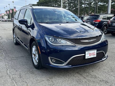 Used 2017 Chrysler Pacifica Touring-L w/ Tire & Wheel Group FWD image 3