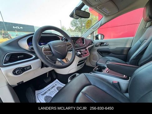 Used 2024 Chrysler Pacifica Touring-L image 22
