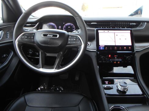 Certified 2024 Jeep Grand Cherokee Limited w/ Black Appearance Package image 4