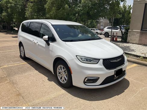Used 2023 Chrysler Pacifica Touring-L FWD image 5