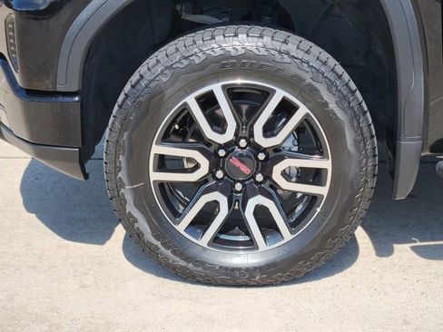 Used 2024 GMC Sierra 1500 AT4 w/ Technology Package AWD/4WD image 10