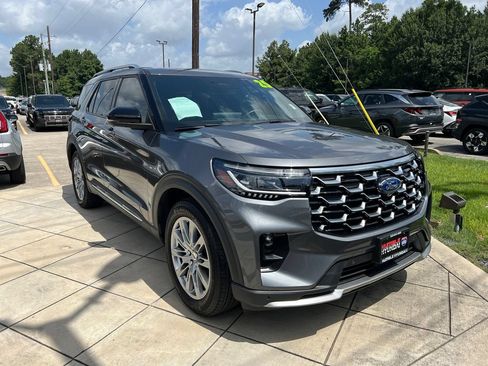 Used 2025 Ford Explorer Platinum RWD image 3