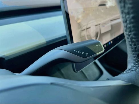 Used 2024 Tesla Model Y Long Range AWD/4WD image 16