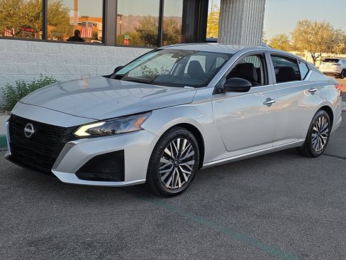 Used 2024 Nissan Altima 2.5 SV image 3