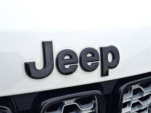 Used 2021 Jeep Grand Cherokee Laredo X image 30